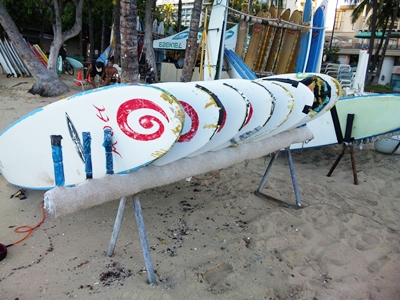 ワイキキビーチ沿いのサーフボード。サーフィンが身近にあることを実感できる